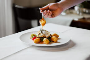 Vorschaubild Anrichten mit Sauce